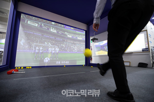 26일 오후 서울 강남구 코엑스에서 열린 '제19회 대한민국 교육박람회에서 관람객이 AI 스포츠 교육 체험을 하고 있다.사진=박재성 기자