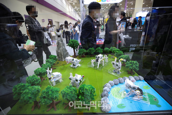 26일 오후 서울 강남구 코엑스에서 열린 '제19회 대한민국 교육박람회에서 관람객이 코딩로봇을 살펴보고 있다.사진=박재성 기자