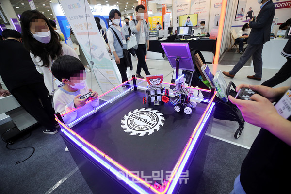 26일 오후 서울 강남구 코엑스에서 열린 '제19회 대한민국 교육박람회에서 아이들이 코딩로봇을 조종하고 있다.사진=박재성 기자