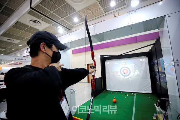 26일 오후 서울 강남구 코엑스에서 열린 '제19회 대한민국 교육박람회에서 관람객이 AI 스포츠 교육 체험을 하고 있다.사진=박재성 기자