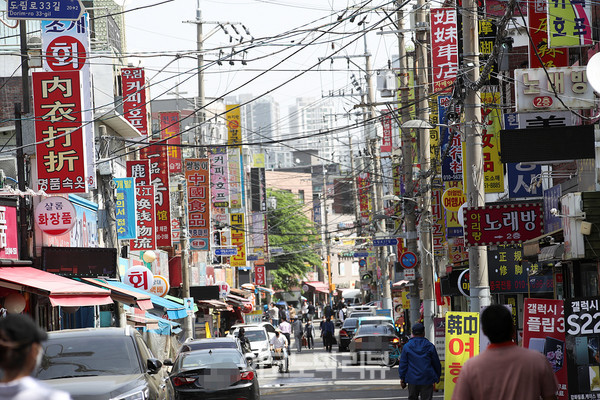 대통령직 인수위원회가 세금을 회피하는 외국인 다주택자에 대한 검증 강화 방안을 추진하고 있다.중국인 거주비율이 높은 27일 서울 구로구 구로동 대림역 일대 모습 사진=박재성 기자