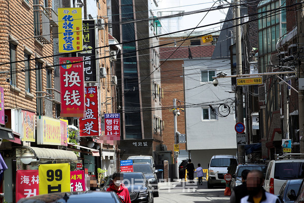 대통령직 인수위원회가 세금을 회피하는 외국인 다주택자에 대한 검증 강화 방안을 추진하고 있다.중국인 거주비율이 높은 27일 서울 구로구 구로동 대림역 일대 모습 사진=박재성 기자