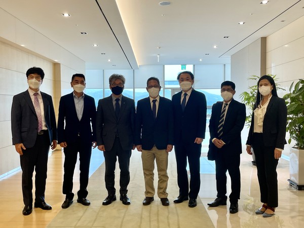 김치헌 한국종합기술 대표(왼쪽 세번째)와 비센트 밀라노 필리핀 기상청장(왼쪽 네번째) 등이 만나 홍수예방 관련 기술 및 시스템에 대해 논의하는 시간을 가졌다. 사진=한국종합기술