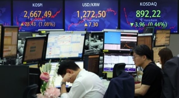 증시 변동성 확대에 안정적인 수익을 원하는 투자자들이 늘고 있다. 출처=연합뉴스