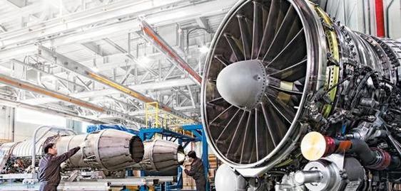 한화에어로스페이스 창원공장에서 작업자들이 항공기 엔진을 조립하고 있다.  출처=한화에어로스페이스