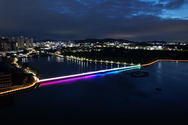 성성호수공원 야경 모습.출처=천안시.