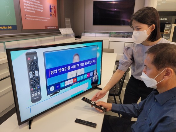 경기도 수원시 영통구에 위치한 삼성전자 수원 디지털시티에서 시각, 청각장애인 TV 담당자와 시각 장애 임직원이 제품에 대해 의견을 나누고 있다. 출처= 삼성전자