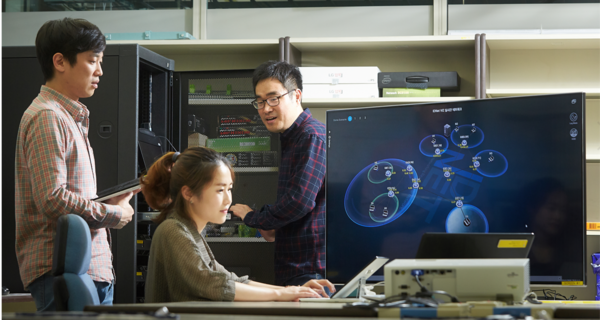 ETRI 연구진들이 연구과제의 오픈소스화를 위한 논의를 진행하는 모습.출처= ETRI .