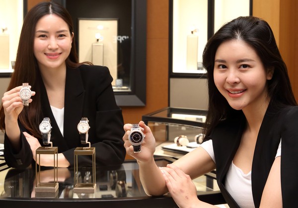 17일 서울 중구 소공동에 위치한 롯데백화점 에비뉴엘 본점 '예거르쿨트르' 매장에서 '랑데부 데즐링 스타' 단독 상품 및 리미티드 상품들을 홍보하는 모습. 사진=롯데백화점.