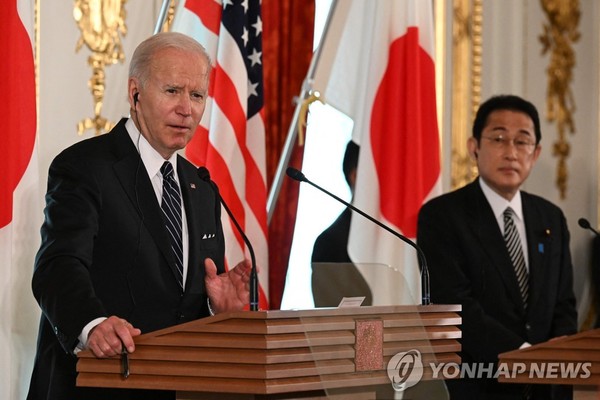 조 바이든 미국 대통령(왼쪽)과 기시다 후미오 일본 총리가 23일 도쿄에서 공동 기자회견을 하고 있다. 출처=연합뉴스