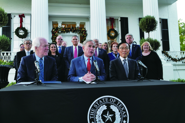 미국 테일러市에 신규 파운드리 라인 투자_1 첫 줄 왼쪽부터 존 코닌 상원의원, 그랙 애벗 텍사스 주지사, 김기남 삼성전자 부회장 출처:삼성전자