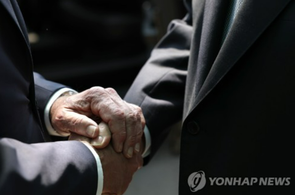 윤석열 대통령과 바이든 대통령이 서로 손을 잡고 있다. 출처=연합뉴스