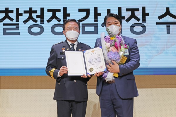조진만 에어서울 대표(오른쪽)가 지난 25일 열린 '제 16회 세계 실종 아동의 날' 기념 행사에서 경찰청 감사장을 수상한 뒤 진교훈 경찰청 차장과 기념 촬영 하고 있다. 출처= 에어서울