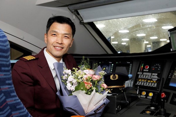 SRT 개통후 최초로 무사고 80만km 운행기록을 달성한 손순호 기장 모습.출처=SR.