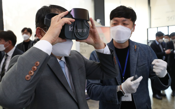 구현모 KT 대표가 VR기기를 사용하고 있다. 출처=연합뉴스