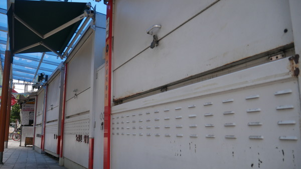 자물쇠로 잠긴 컵밥거리 매장. 사진=최진홍 기자