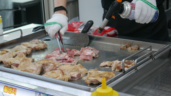 컵밥이 만들어지고 있다. 사진=최진홍 기자