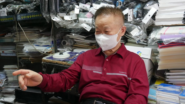 김재익 씨가 인근 상권의 붕괴를 이야기해주고 있다. 사진=최진홍 기자