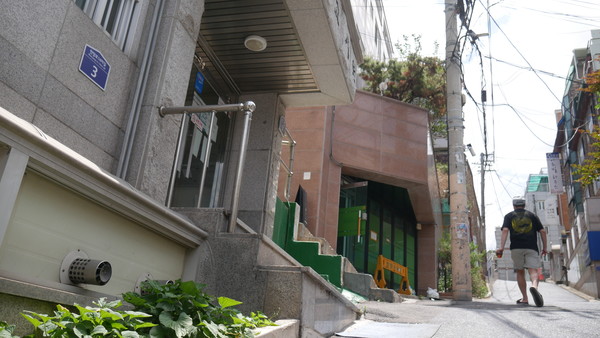 학생 한 명이 고시원 언덕길을 오르고 있다. 사진=최진홍 기자