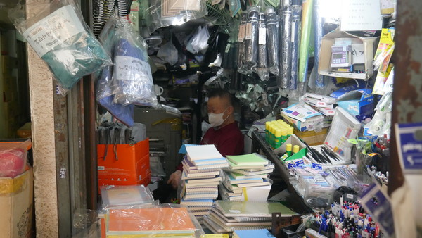 김재익 씨가 문구점에 앉아있다 최근 매출을 묻자 '제로'라고 답했다. 사진=최진홍 기자