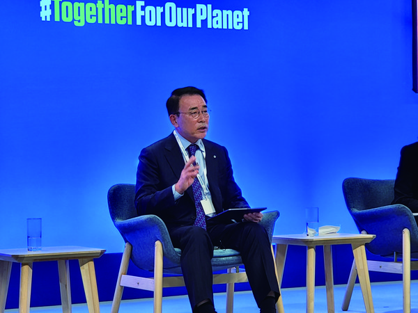 조용병 신한금융지주 회장이 지난해 11월 영국 글래스고에서 열린 제26차 유엔 기후변화협약 당사국총회에 참석해 신한금융의 탄소 중립 전략에 대해 발표하고 있다. 출처=신한금융지주