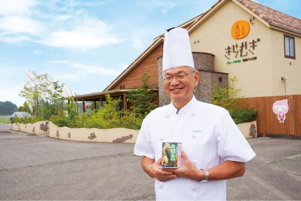 요시히코 아키모토 대표가 자체 개발한 빵통조림을 선보이고 있다. 출처 :아키모토 홈피