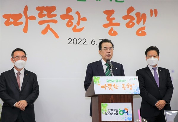 이성희 농협중앙회 회장이 7일 오후 농협유통 양재점에서 브리핑을 3600억원 규모의 '국민과 함께하는 따뜻한 동행' 상생사업을 추진한다고 밝혔다. 출처=농협중앙회