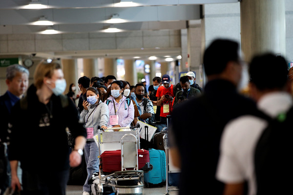 지난 8일 여객들로 북적거리는 인천공항의 내부 모습. 사진= 박재성 기자