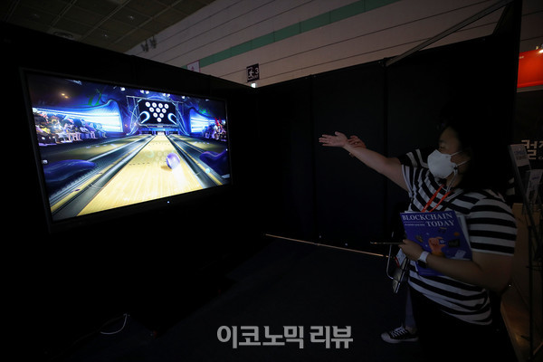 17일  서울 강남구 코엑스에서 열린 '2022 메타버스 엑스포'를 찾은 관람객들이 메타버스 체험을 하고 있다. 사진=박재성 기자