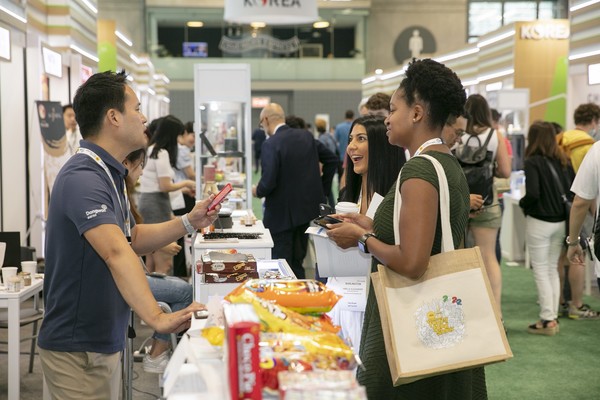 2022뉴욕식품박람회 한국관에서 현장상담 모습.출처=aT.