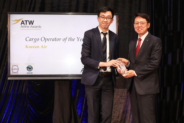 엄재동 대한항공 화물사업본부장(오른쪽)이 첸 추안렌(Chen Chuanren) ATW 아태지역 편집장(Senior Editor)과 기념사진을 촬영하고 있는 모습. 출처= 대한항공