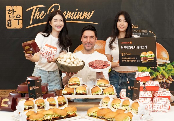 23일 서울 마포 롯데리아 홍대점에서 모델들이 신제품을 소개하고 있다. 출처=롯데GRS