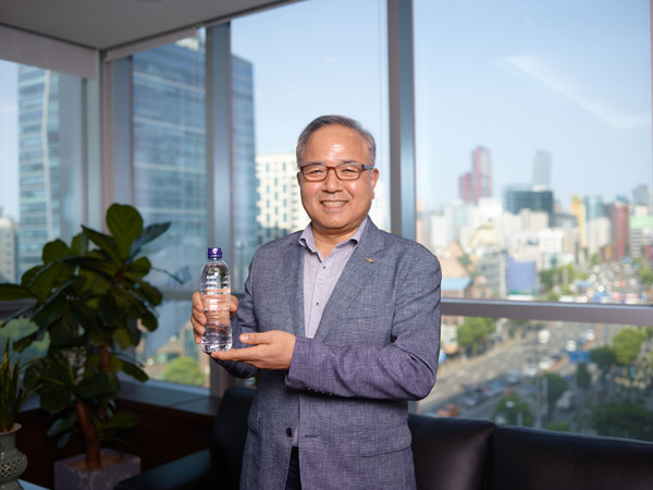 조형익 코레일유통 대표이사가 무라벨 생수 '코레버 행복할 수' 를 들고 포즈를 취하고 있다.출처=코레일유통.