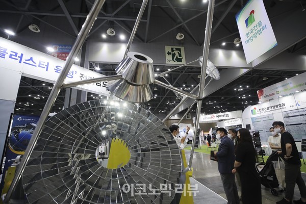 29일 경기 일산 킨텍스에서 열린 '2022 세계 태양에너지 엑스포(EXPO SOLAR 2022)'에서 참석자들이 태양집열 시스템을 살펴보고 있다. 사진=박재성 기자