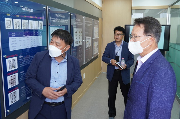 온라인 시스템 검사관련해 LS일렉트릭을 방문한 박지현 한국전기안전공사 사장 모습.출처=한국전기안전공사.