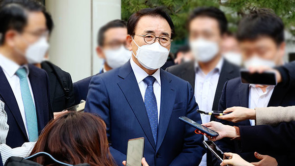 조용병 신한금융지주 회장이 지난 2021년 11월 22일 서울고등법원에서 열린 항소심 선고 공판을 마친 뒤 나오고 있다. 출처=연합뉴스