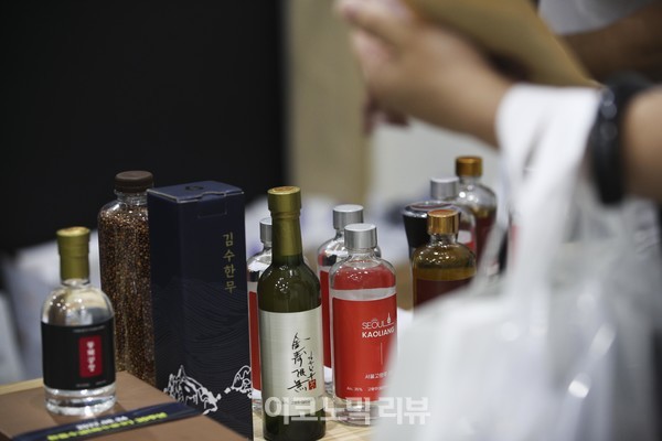 30일 오전 서울 강남구 코엑스에서 열린 2022 서울국제주류&와인박람회에서 관계자가 다양한 주류들을 선보이고 있다.사진=박재성 기자