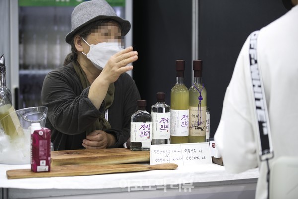 30일 오전 서울 강남구 코엑스에서 열린 2022 서울국제주류&와인박람회에서 관계자가 다양한 주류들을 선보이고 있다.사진=박재성 기자
