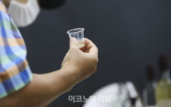 30일 오전 서울 강남구 코엑스에서 열린 2022 서울국제주류&와인박람회에서 참관객들이 와인 시음을 하고 있다.사진=박재성 기자