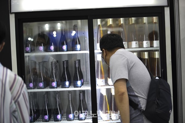 30일 오전 서울 강남구 코엑스에서 열린 2022 서울국제주류&와인박람회에서 참관객들이 다양한 주류들을 살펴보고 있다.사진=박재성 기자