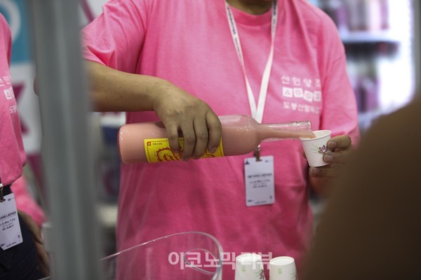 30일 오전 서울 강남구 코엑스에서 열린 2022 서울국제주류&와인박람회에서 관계자가 술을 따르고 있다. 사진=박재성 기자