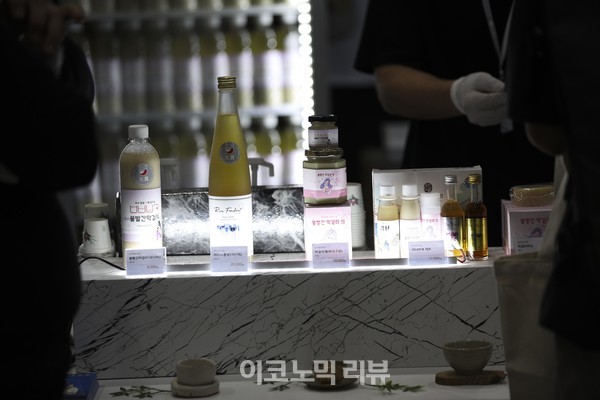 30일 오전 서울 강남구 코엑스에서 열린 2022 서울국제주류&와인박람회에서 관계자가 다양한 주류들을 선보이고 있다.사진=박재성 기자