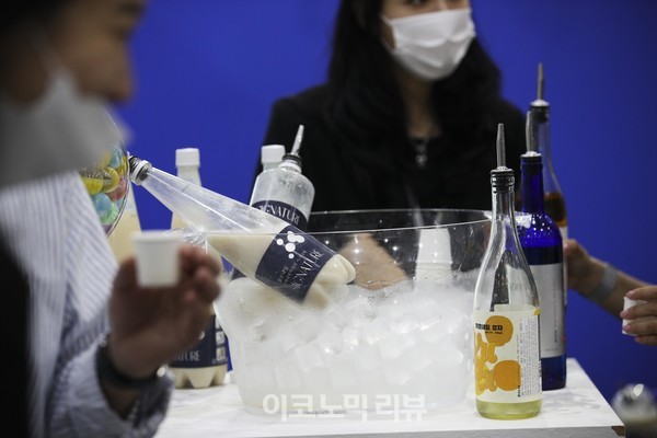 30일 오전 서울 강남구 코엑스에서 열린 2022 서울국제주류&와인박람회에서 참관객들이 와인 시음을 하고 있다.사진=박재성 기자