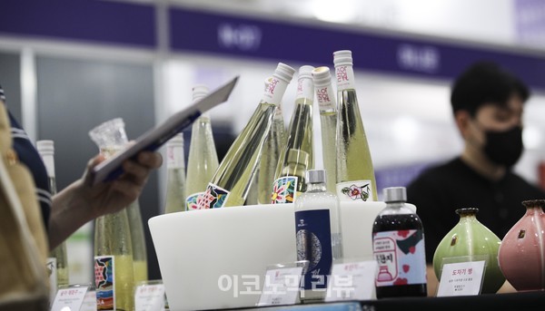 30일 오전 서울 강남구 코엑스에서 열린 2022 서울국제주류&와인박람회에서 관계자가 다양한 주류들을 선보이고 있다.사진=박재성 기자