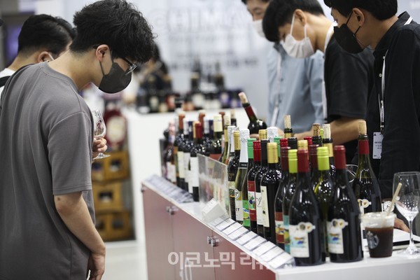 30일 오전 서울 강남구 코엑스에서 열린 2022 서울국제주류&와인박람회에서 참관객들이 다양한 주류들을 살펴보고 있다.사진=박재성 기자