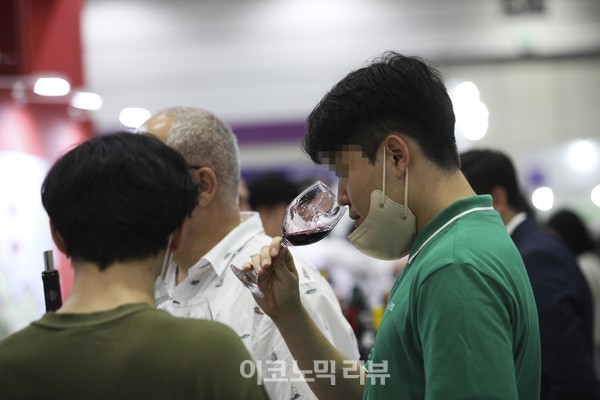30일 오전 서울 강남구 코엑스에서 열린 2022 서울국제주류&와인박람회에서 참관객들이 와인 시음을 하고 있다.사진=박재성 기자