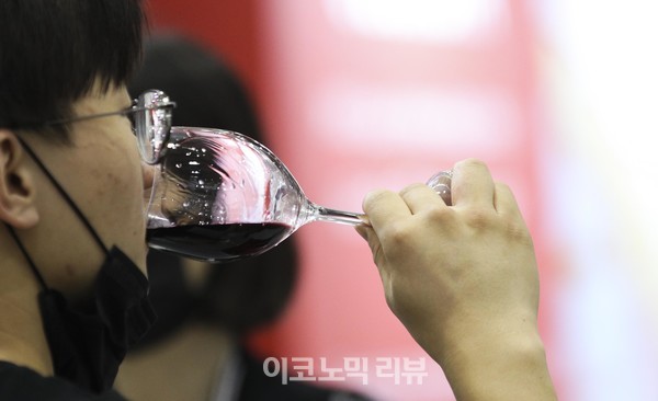 30일 오전 서울 강남구 코엑스에서 열린 2022 서울국제주류&와인박람회에서 참관객들이 와인 시음을 하고 있다.사진=박재성 기자