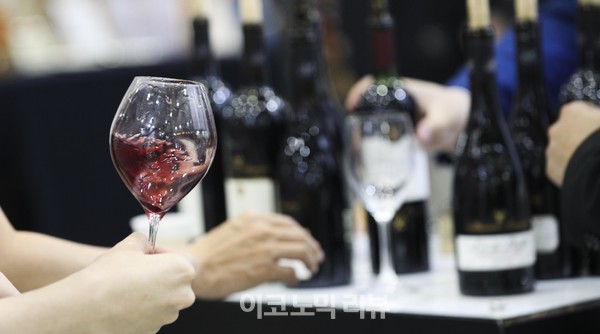 30일 오전 서울 강남구 코엑스에서 열린 2022 서울국제주류&와인박람회에서 관계자가 술을 따르고 있다. 사진=박재성 기자