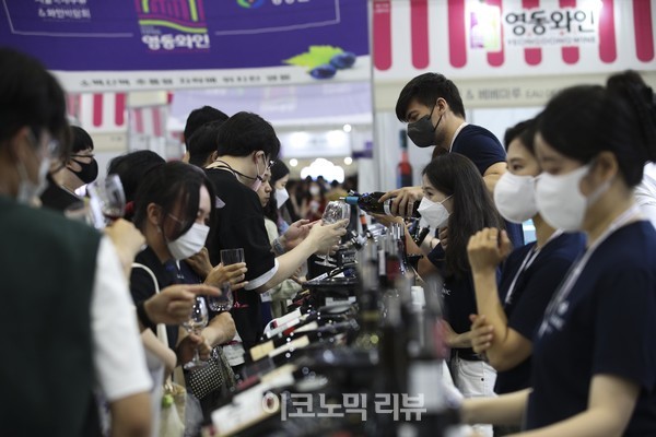 30일 오전 서울 강남구 코엑스에서 열린 2022 서울국제주류&와인박람회에서 참관객들이 와인 시음을 하고 있다.사진=박재성 기자