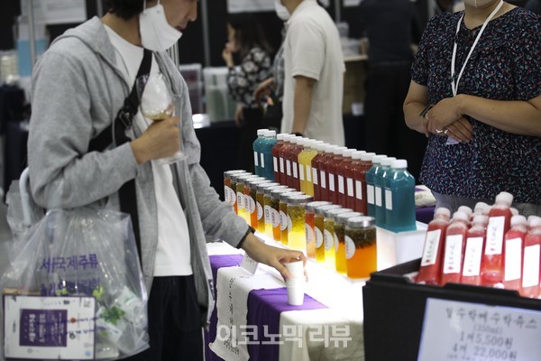 30일 오전 서울 강남구 코엑스에서 열린 2022 서울국제주류&와인박람회에서 참관객들이 다양한 주류들을 살펴보고 있다.사진=박재성 기자